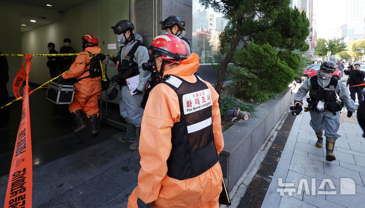 [서울=뉴시스] 홍효식 기자 = 전날 화재가 발생한 21일 서울 강남구 역삼동 신명빌딩에서 경찰 화재감식반과 소방 화재조사관들이 화재 원인 조사를 위해 현장 감식에 나서고 있다. 2026.10.21. yesphoto@newsis.com