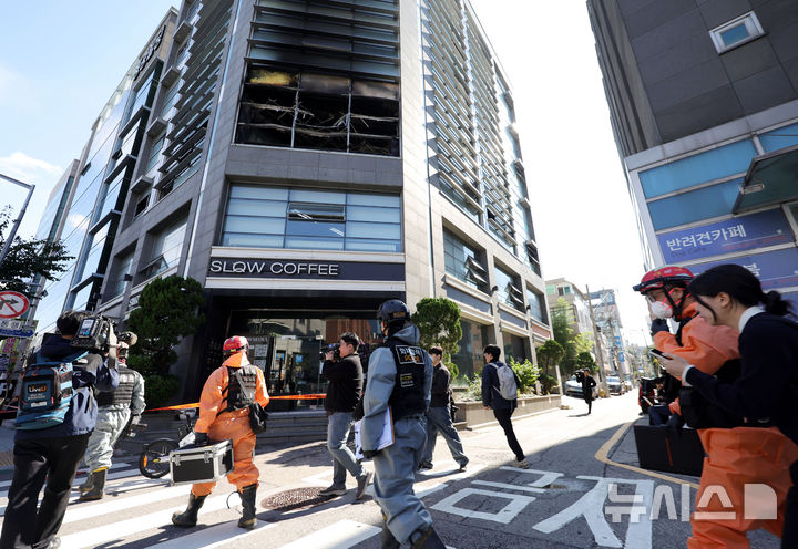 [서울=뉴시스] 홍효식 기자 = 방화 화재가 발생한 서울 강남구 역삼동 신명빌딩에서 지난 21일 경찰 화재감식반과 소방 화재조사관들이 현장 감식에 나서고 있다. 2026.10.21. yesphoto@newsis.com