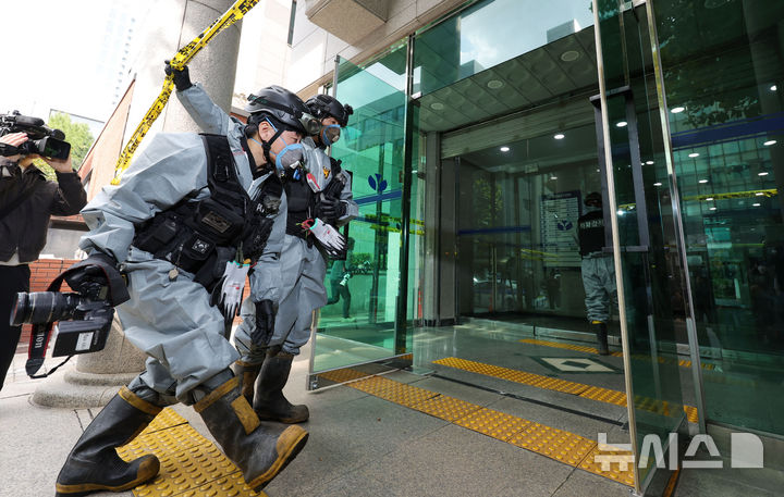 [서울=뉴시스] 홍효식 기자 = 전날 화재가 발생한 21일 서울 강남구 역삼동 한양빌딩에서 경찰 화재감식반이 화재 원인 조사를 위해 현장 감식에 나서고 있다. 2026.10.21. yesphoto@newsis.com