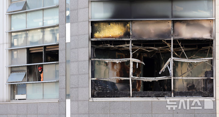 [서울=뉴시스] 홍효식 기자 = 전날 화재가 발생한 21일 서울 강남구 역삼동 신명빌딩에서 소방 화재조사관이 화재 원인 조사를 위해 현장 감식을 하고 있다. 2026.10.21. yesphoto@newsis.com
