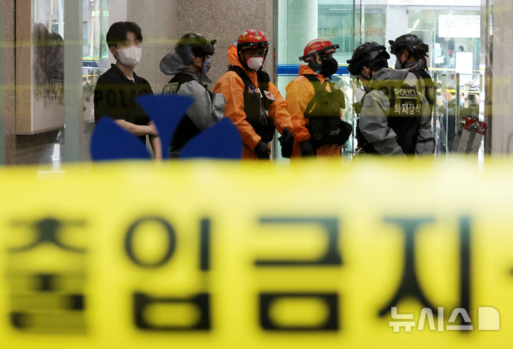 [서울=뉴시스] 홍효식 기자 = 전날 화재가 발생한 21일 서울 강남구 역삼동 한양빌딩에서 경찰 화재감식반과 소방 화재조사관들이 화재 원인 조사를 위해 현장 감식에 나서고 있다. 2026.10.21. yesphoto@newsis.com