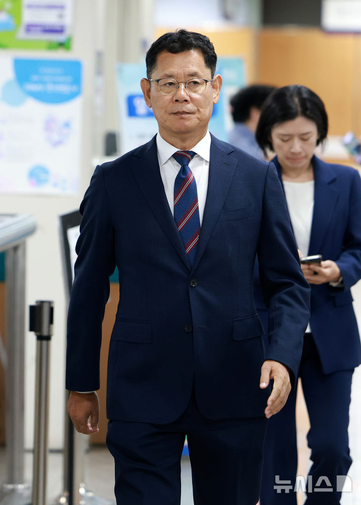 [서울=뉴시스] 이영환 기자 = 탈북어민 강제북송 혐의로 재판에 넘겨진 김연철 전 통일부 장관이 21일 오후 서울 서초구 서울고법에서 열린 항소심 선고 공판에 출석하고 있다. 2026.10.21. 20hwan@newsis.com