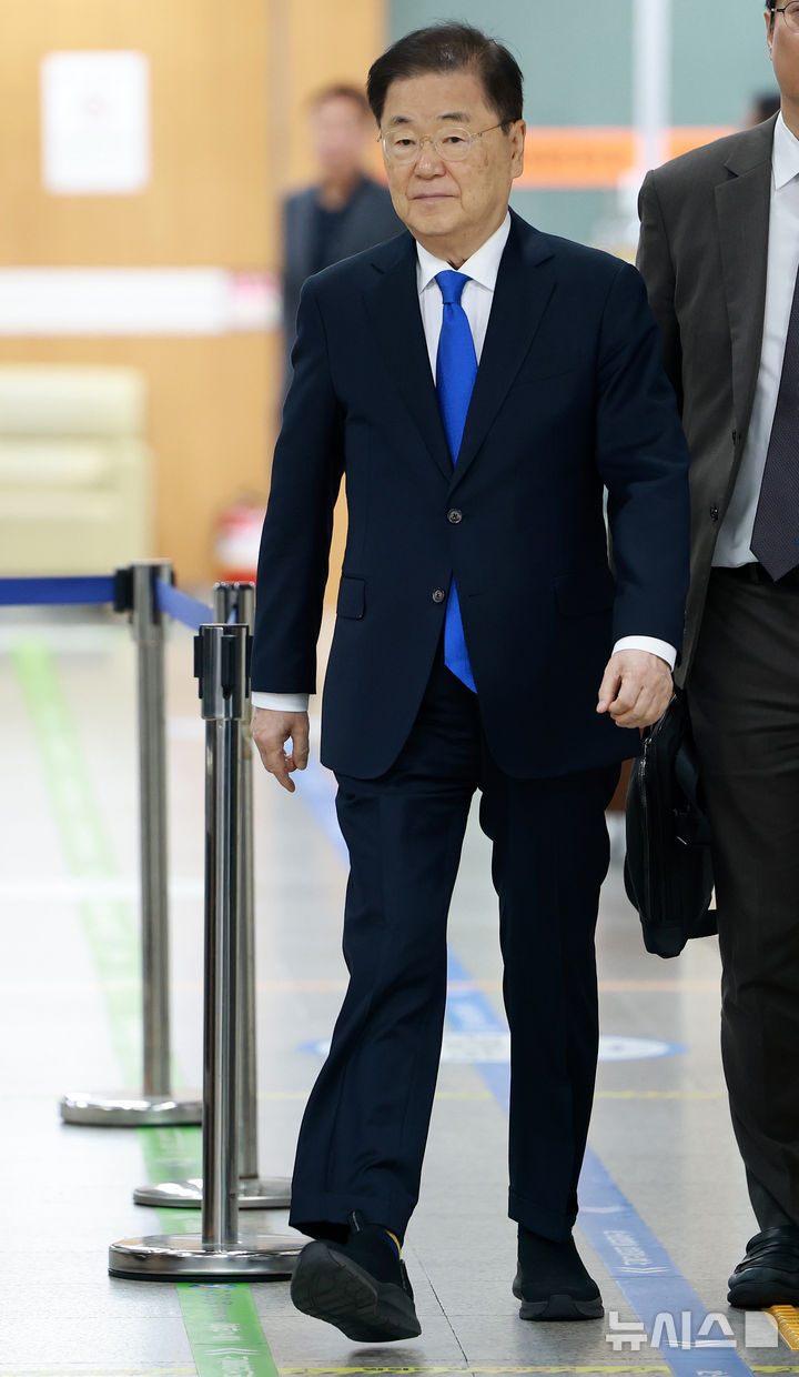 [서울=뉴시스] 이영환 기자 = 탈북어민 강제북송 혐의로 재판에 넘겨진 정의용 전 청와대 국가안보실장이 21일 오후 서울 서초구 서울고법에서 열린 항소심 선고 공판에 출석하고 있다. 2026.10.21. 20hwan@newsis.com