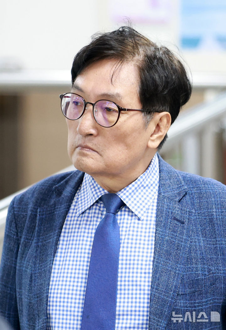 [서울=뉴시스] 이영환 기자 = 탈북어민 강제북송 혐의로 재판에 넘겨진 노영민 전 청와대 비서실장이 21일 오후 서울 서초구 서울고법에서 열린 항소심 선고 공판에 출석하고 있다. 2026.10.21. 20hwan@newsis.com