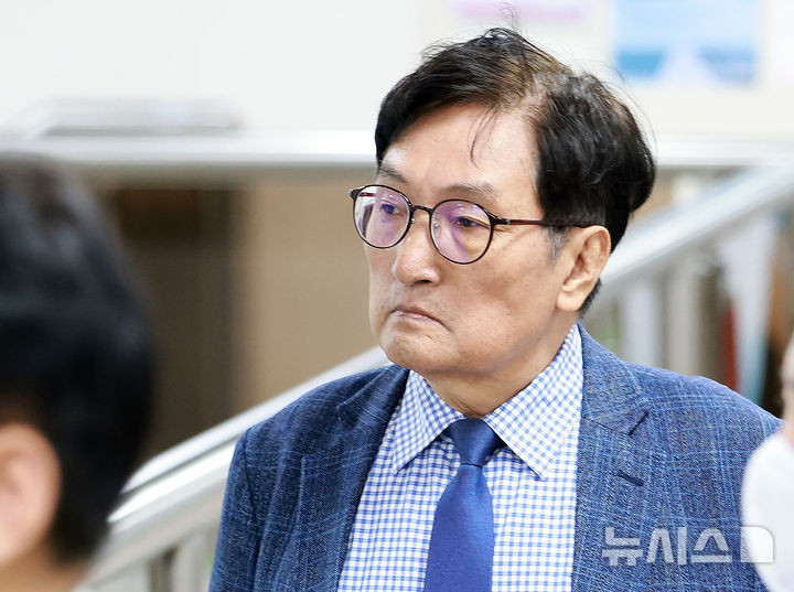 [서울=뉴시스] 이영환 기자 = 탈북어민 강제북송 혐의로 재판에 넘겨진 노영민 전 청와대 비서실장이 21일 오후 서울 서초구 서울고법에서 열린 항소심 선고 공판에 출석하고 있다. 2026.10.21. 20hwan@newsis.com