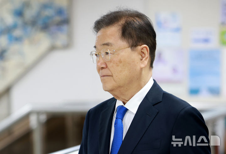 [서울=뉴시스] 이영환 기자 = 탈북어민 강제북송 혐의로 재판에 넘겨진 정의용 전 청와대 국가안보실장이 21일 오후 서울 서초구 서울고법에서 열린 항소심 선고 공판에 출석하고 있다. 2026.10.21. 20hwan@newsis.com