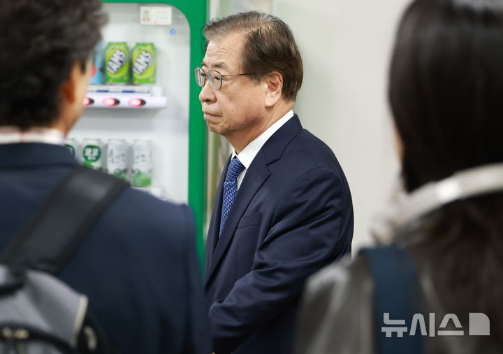 [서울=뉴시스] 이영환 기자 = 탈북어민 강제북송 혐의로 재판에 넘겨진 서훈 전 국정원장이 21일 오후 서울 서초구 서울고법에서 열린 항소심 선고 공판에 출석하고 있다. 2026.10.21. 20hwan@newsis.com