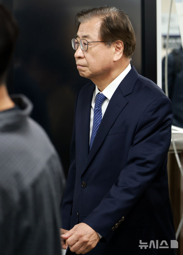 [서울=뉴시스] 이영환 기자 = 탈북어민 강제북송 혐의로 재판에 넘겨진 서훈 전 국정원장이 21일 오후 서울 서초구 서울고법에서 열린 항소심 선고 공판에 출석하고 있다. 2026.10.21. 20hwan@newsis.com