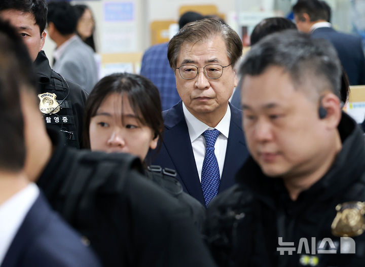 [서울=뉴시스] 이영환 기자 = 탈북어민 강제북송 혐의로 재판에 넘겨진 서훈 전 국정원장이 21일 오후 서울 서초구 서울고법에서 열린 항소심 선고 공판에 출석하고 있다. 2026.10.21. 20hwan@newsis.com