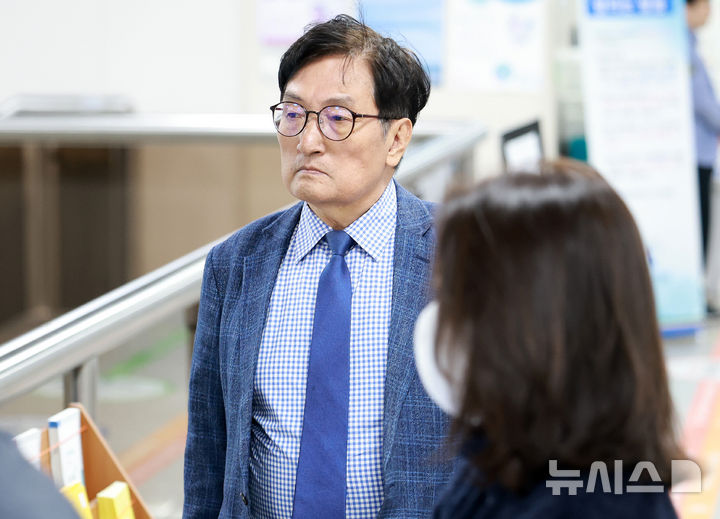 [서울=뉴시스] 이영환 기자 = 탈북어민 강제북송 혐의로 재판에 넘겨진 노영민 전 청와대 비서실장이 21일 오후 서울 서초구 서울고법에서 열린 항소심 선고 공판에 출석하고 있다. 2026.10.21. 20hwan@newsis.com