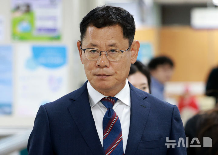 [서울=뉴시스] 이영환 기자 = 탈북어민 강제북송 혐의로 재판에 넘겨진 김연철 전 통일부 장관이 21일 오후 서울 서초구 서울고법에서 열린 항소심 선고 공판에 출석하고 있다. 2026.10.21. 20hwan@newsis.com