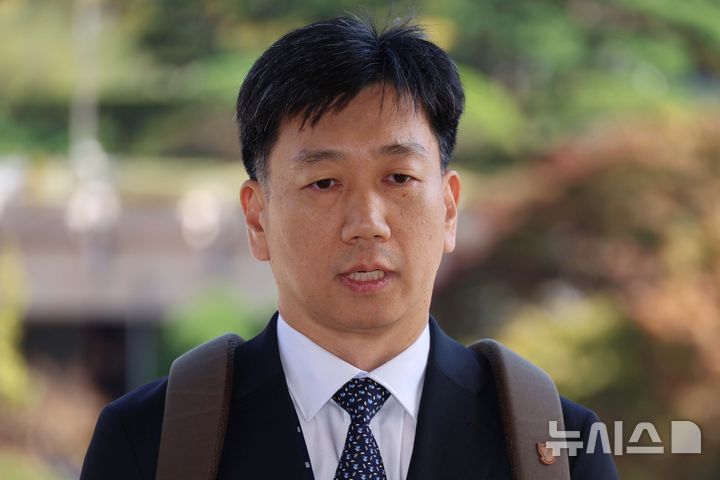 [과천=뉴시스] 고승민 기자 = 김현우 창원지방공소청 부장검사(전 수원지검 형사6부장)이 21일 경기 과천 법무부에서 열린 이화영 전 경기도 평화부지사의 '연어 술 파티 위증' 사건 재판에서 재판부 기피신청을 한 뒤 집단 퇴정한 것과 관련한 징계위원회에 출석하던 중 취재진 질문에 답하고 있다. 2026.10.21. kkssmm99@newsis.com