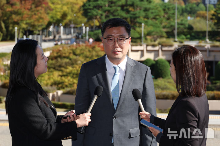 [과천=뉴시스] 고승민 기자 = 서현욱 부산광역공소청 창원지부 부장검사(전 수원지검 형사6부장)이 21일 경기 과천 법무부에서 열린 이화영 전 경기도 평화부지사의 '연어 술 파티 위증' 사건 재판에서 재판부 기피신청을 한 뒤 집단 퇴정한 것과 관련한 징계위원회에 출석하던 중 취재진 질문에 답하고 있다. 2026.10.21. kkssmm99@newsis.com