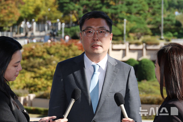 [과천=뉴시스] 고승민 기자 = 서현욱 부산광역공소청 창원지부 부장검사(전 수원지검 형사6부장)이 21일 경기 과천 법무부에서 열린 이화영 전 경기도 평화부지사의 '연어 술 파티 위증' 사건 재판에서 재판부 기피신청을 한 뒤 집단 퇴정한 것과 관련한 징계위원회에 출석하던 중 취재진 질문에 답하고 있다. 2026.10.21. kkssmm99@newsis.com