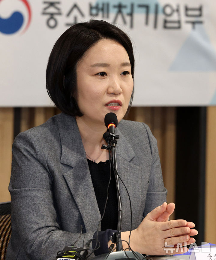 [서울=뉴시스] 고범준 기자 = 이소영 중소벤처기업부 장관이 지난 21일 서울 영등포구 한국평가데이터에서 열린 메가프로젝트 성과 확산을 위한 중소기업 간담회에서 발언하고 있다. 2026.10.22. bjko@newsis.com