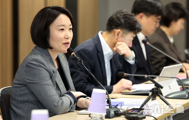 [서울=뉴시스] 고범준 기자 = 이소영 중소벤처기업부 장관이 21일 서울 영등포구 한국평가데이터에서 열린 메가프로젝트 성과 확산을 위한 중소기업 간담회에서 발언하고 있다. 2026.10.21. bjko@newsis.com