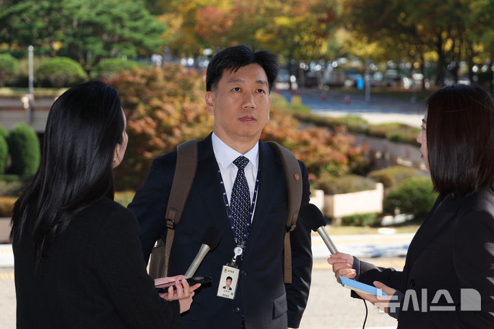 [과천=뉴시스] 고승민 기자 = 김현우 창원지방공소청 부장검사(전 수원지검 형사6부장)가 21일 경기 과천 법무부에서 열린 이화영 전 경기도 평화부지사의 '연어 술 파티 위증' 사건 재판에서 재판부 기피신청을 한 뒤 집단 퇴정한 것과 관련한 징계위원회에 출석하던 중 취재진 질문에 답하고 있다. 2026.10.21. kkssmm99@newsis.com