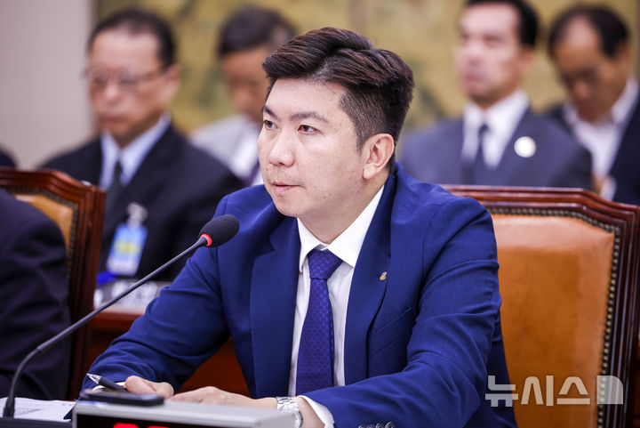 [서울=뉴시스] 정병혁 기자 = 유승민 대한체육회장이 21일 서울 여의도 국회에서 열린 문화체육관광위원회의 대한체육회 등에 대한 국정감사에서 질문에 답하고 있다. 2026.10.21. jhope@newsis.com