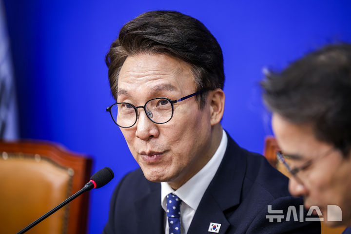 [서울=뉴시스] 정병혁 기자 = 김민석 더불어민주당 대표가 21일 서울 여의도 국회에서 열린 교육연수원 발대식 및 제1차 회의에서 발언하고 있다. 2026.10.21. jhope@newsis.com
