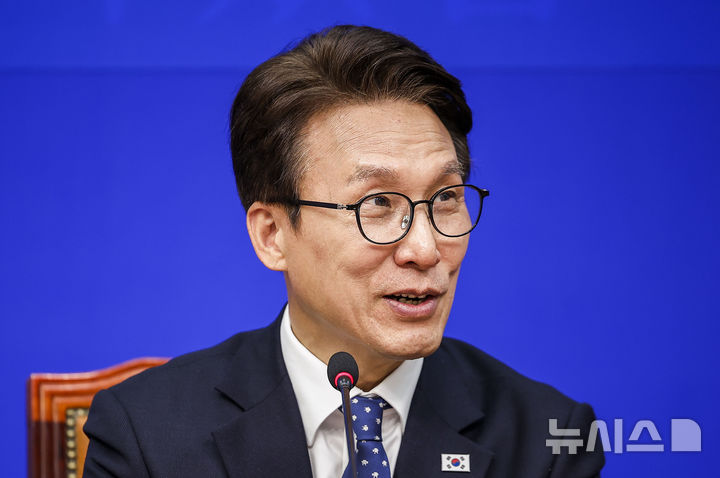[서울=뉴시스] 정병혁 기자 = 김민석 더불어민주당 대표가 21일 서울 여의도 국회에서 열린 교육연수원 발대식 및 제1차 회의에서 발언하고 있다. 2026.10.21. jhope@newsis.com