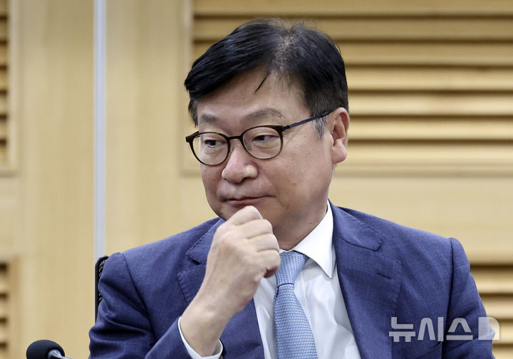 [서울=뉴시스] 최진석 기자 = 정점식 국민의힘 원내대표가 21일 여의도 국회에서 열린 '관계성 범죄, 반복되는 여성 피해와 국가의 책임' 간담회에 참석해 생각에 잠겨 있다. 2026.10.21. myjs@newsis.com