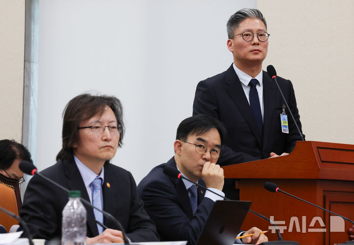 [서울=뉴시스] 김근수 기자 = 한경록 한솔제지 대표이사가 21일 오후 서울 여의도 국회에서 열린 정무위원회 종합국정감사에서 질의에 답하고 있다. 2026.10.21. ks@newsis.com