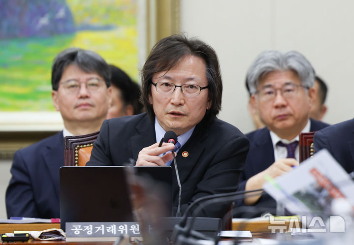[서울=뉴시스] 김근수 기자 = 주병기 공정거래위원장이 21일 오후 서울 여의도 국회에서 열린 정무위원회 종합국정감사에서 질의에 답하고 있다. 2026.10.21. ks@newsis.com