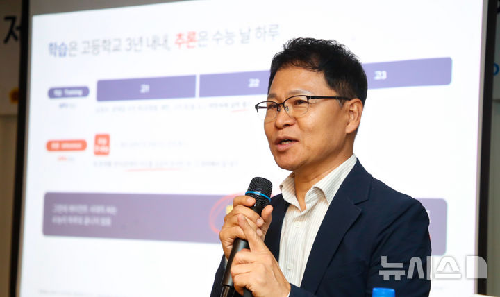 [제주=뉴시스] 우장호 기자 = 변영철 제주대학교 컴퓨터공학과 교수가 21일 오후 제주시 연동 제주썬호텔 2층 포럼룸에서 열린 '2026 제주 그린AX 콘퍼런스'에서 'AI 시대의 데이터센터와 지역산업의 변화'를 주제로 발표하고 있다. 'AI 시대, 제주가 선택할 인프라-제주 AI 데이터센터의 가능성과 과제'라는 주제로 열린 이번 콘퍼런스는 뉴시스 제주본부가 주관하고 제주국제자유도시개발센터(JDC)가 후원한다. 2026.10.21. woo1223@newsis.com