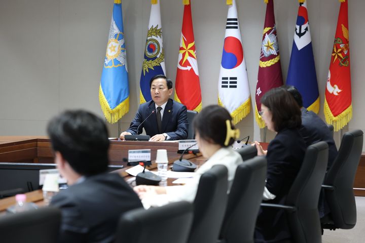 [서울=뉴시스] 이두희 국방부 차관이 21일 서울 용산구 국방부에서 열린 '군내 자살사고 예방체계 점검 회의'에서 발언하고 있다. (사진=국방부 제공) 2026.10.21. photo@newsis.com *재판매 및 DB 금지