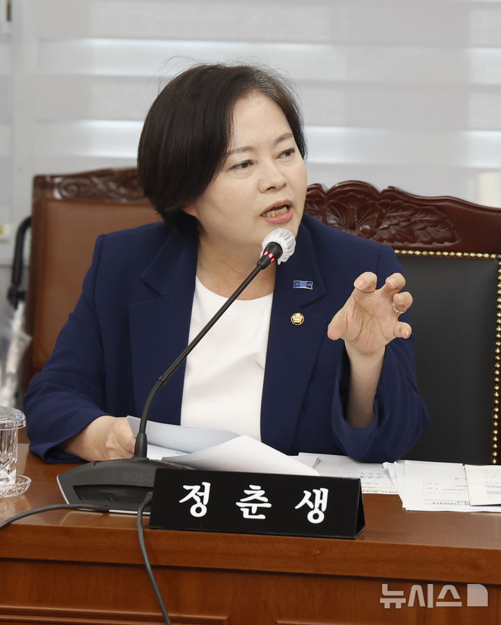 [울산=뉴시스] 배병수 기자 = 정춘생 조국혁신당 의원이 21 오후 울산경찰청 6층 대회의실에서 열린 2026년 행정안전위원회 울산경찰청 국정감사에서 최보현 경찰청장에게 질의를 하고 있다. 2026.10.21. bbs@newsis.com.