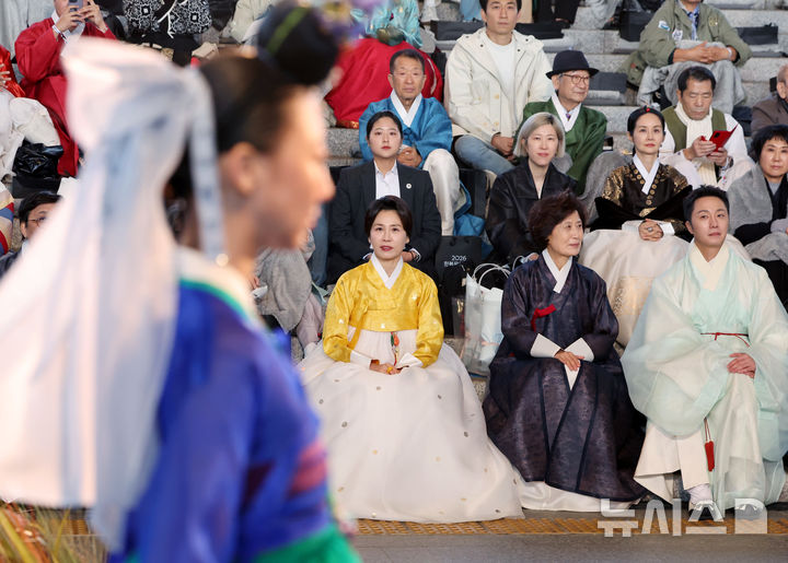 [서울=뉴시스] 김진아 기자 = 김혜경 여사가 21일 서울 용산구 국립중앙박물관에서 열린 2026 한복문화주간 기념행사에서 한복 패션쇼를 관람하고 있다. (청와대통신사진기자단) 2026.10.21. bluesoda@newsis.com