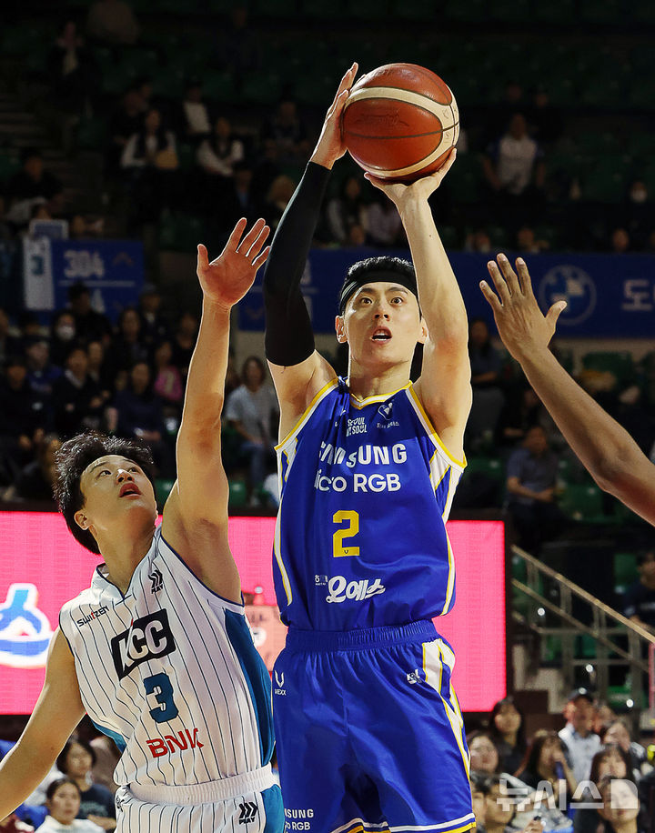 [서울=뉴시스] 김명년 기자 = 21일 오후 서울 송파구 잠실학생체육관에서 열린 2026-2027시즌 KCC 프로농구 정규리그 서울삼성썬더스와 부산 KCC의 경기, 삼성 이관희가 슛을 하고 있다. 2026.10.21. kmn@newsis.com