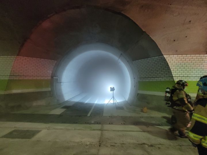 [밀양=뉴시스] 안지율 기자 = 22일 오전 1시38분께 경남 밀양시 단장면 소재 한 터널 내 전기시설에서 화재가 발생해 소방당국이 진화작업을 하고 있다. (사진=밀양시 제공) 2026.10.22. photo@newsis.com *재판매 및 DB 금지