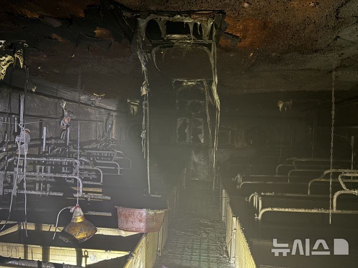 [무안=뉴시스] 21일 오후 8시54분께 무안군 청계면의 한 돼지 농장에서 불이 나 소방당국에 의해 1시간19분 만에 꺼졌다. (사진=무안소방서 제공) 2026.10.22. photo@newsis.com