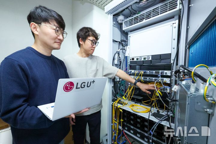 [서울=뉴시스]LG유플러스가 에릭슨과 함께 기지국 장비 간 연결 거리를 기존 대비 최대 3배까지 확대하면서도 안정적인 통신 품질을 유지할 수 있는 장거리 프론트홀 기술을 검증했다. 사진은 LG유플러스 직원들이 서울 강서구 LG유플러스 마곡 사옥 내 장비실에서 장거리 프론트홀 기술을 소개하는 모습. (사진=LG유플러스 제공) 2026.10.22