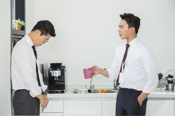 [서울=뉴시스] 한 온라인 커뮤니티에 팀장으로부터 딸의 대학교 전공 과제를 대신 작성해 달라는 부탁을 거절한 뒤, 냉담해진 팀장을 보고 고민하는 직장인의 글이 올라왔다. (사진=유토이미지)
