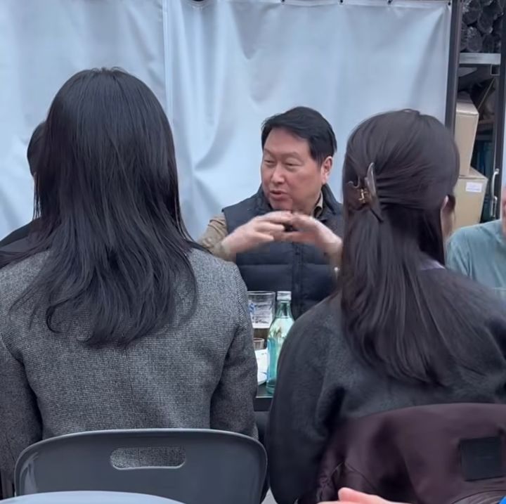 [서울=뉴시스]최태원 SK그룹 회장이 21일 서울 을지로의 바베큐 전문점에서 직원들과 식사하는 모습. (사진=인스타그램 캡처) 2026.10.22. photo@newsis.com *재판매 및 DB 금지