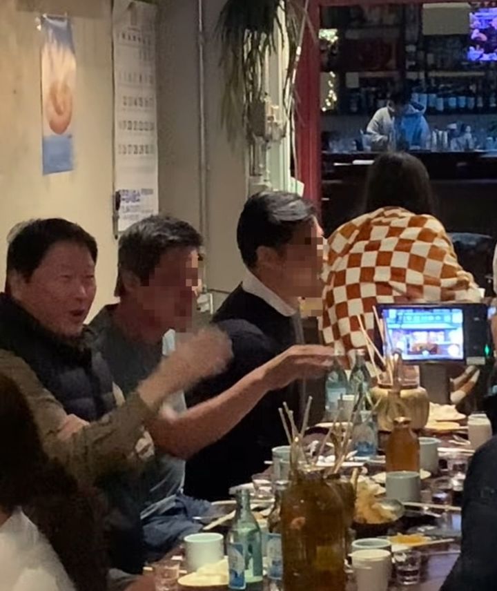 [서울=뉴시스]최태원 SK그룹 회장이 21일 서울 을지로의 한 식당에서 직원들과 식사하는 모습. (사진=인스타그램 캡처) 2026.10.22. photo@newsis.com *재판매 및 DB 금지