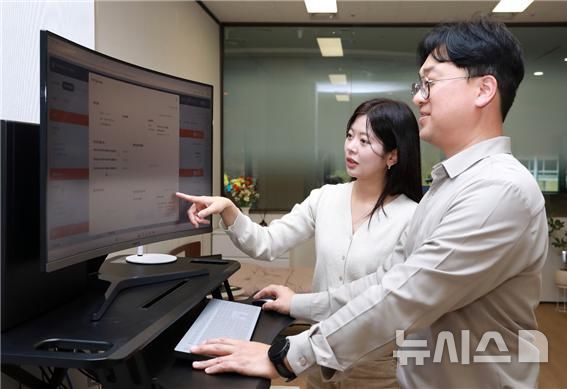 [서울=뉴시스] 삼성노블라이프 R&D센터에서 에버링 실증 데이터를 모니터링하는 모습. 
