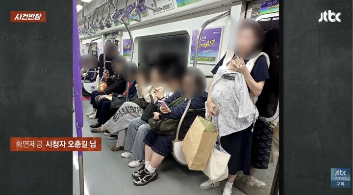 [서울=뉴시스] 지하철에서 짐을 든 임산부가 자리를 양보받지 못한 모습이 포착됐다. (사진 출처=JTBC '사건반장' 캡처)