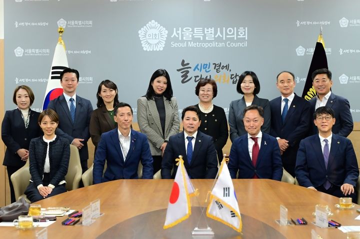 [서울=뉴시스] 임만균 서울시의회 의장이 21일(수) 도쿄도의회 의원단과 면담 후 기념사진을 촬영하고 있다. (사진=서울시의회 제공) 2026.10.22. photo@newsis.com *재판매 및 DB 금지