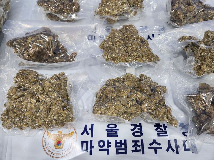 [서울=뉴시스]서울경찰청 광역수사단 마약범죄수사대는 40대 남성 A씨를 마약류관리법 위반 혐의로 서울중앙지방공소청에 구속 송치했다고 22일 밝혔다.(사진=서울경찰청 마약범죄수사대) 2026.10.22 photo@newsis.com *재판매 및 DB 금지
