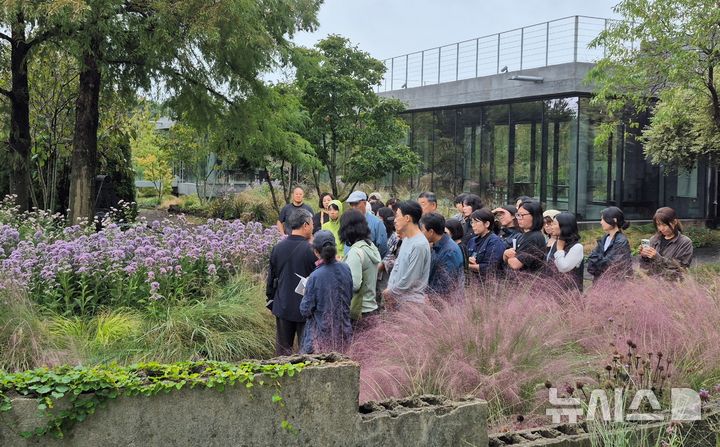[제주=뉴시스] 지난 20일 서귀포시 효돈동 베케에서 제주 첫 시민정원사 양성과정 교육생들이 정원을 둘러보고 있다. 교육생들은 식물의 배치와 생육환경 등을 관찰하며 자연주의정원의 조성과 관리 방법을 배우고 있다. (사진=베케 제공) 2026.10. 22. photo@newsis.com 