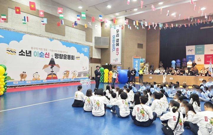 [서울=뉴시스] 17일 서울 중구구민회관에서 열린 '소년 이순신 명량운동회'에서 김두량 신세계디에프 CSR팀장이 참가 아동과 학부모들에게 응원의 메시지를 전하고 있다. (사진=신세계면세점 제공) 2026.10.22. photo@newsis.com *재판매 및 DB 금지