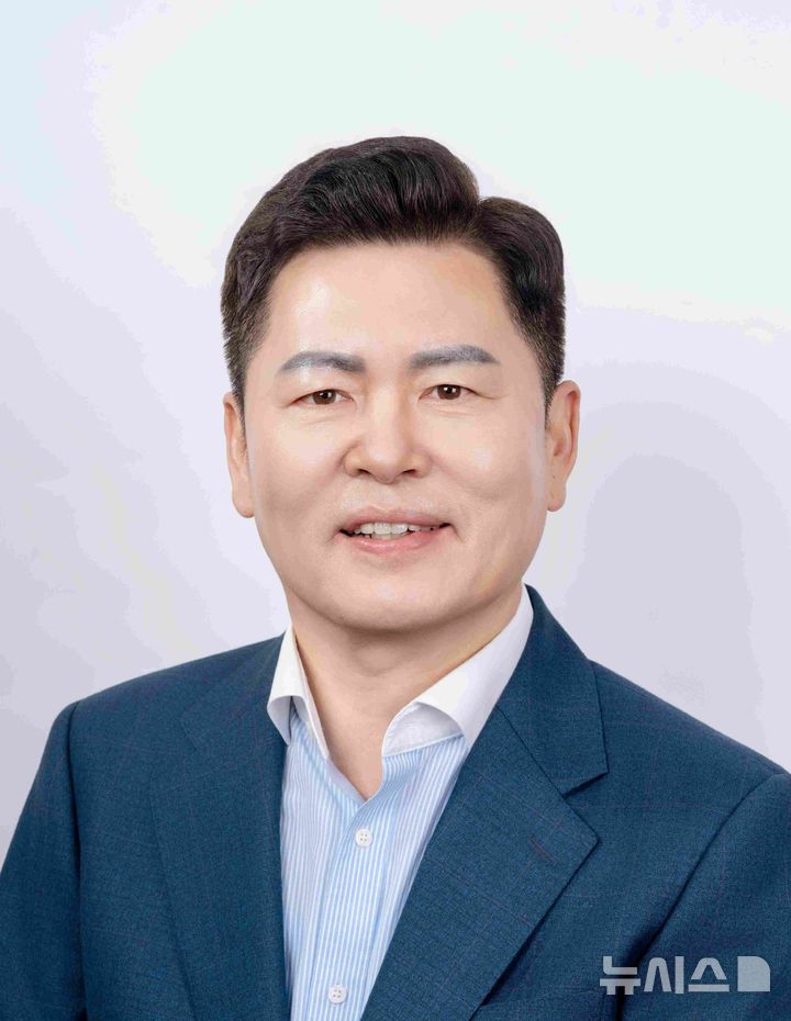 [서울=뉴시스] 이범진 아주대학교 약학대학 교수가 연구 성과를 인정받아 한독학술대상을 받았다. (사진=한독 제공) 2026.10.22. photo@newsis.com