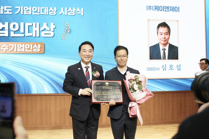 (왼쪽)박수현 충남도지사와 (오른쪽)심호섭 케이엔제이 대표이사가 함께 기념사진을 촬영하고 있다. (사진=케이엔제이) *재판매 및 DB 금지