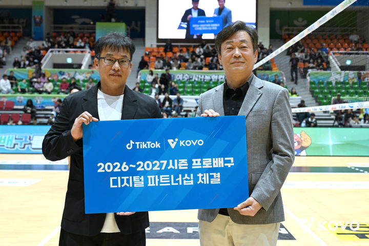 [서울=뉴시스] 한국배구연맹과 틱톡코리아가 지난 20일 2026 여수·NH농협컵 프로배구대회가 열리고 있는 여수 진남체육관에서 2026~2027시즌 공식 디지털 파트너십을 체결하고 있다. (사진=한국배구연맹 제공) 2026.10.22. *재판매 및 DB 금지