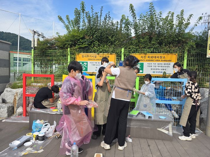 [창원=뉴시스]16일 창원시 합성초등학교 앞에서 합성초 학생들이 마을 탐구 프로젝트 활동을 하는 모습.(사진=경남교육청 제공) 2026.10.22.photo@newsis.com *재판매 및 DB 금지