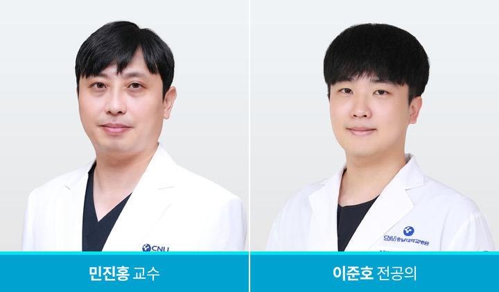 [대전=뉴시스] 충남대병원 응급의학과 민진홍 교수와 이준호 전공의가 최근 열린 2026년도 대한응급의학회 추계학술대회에서 각각 '우수구연상'을 받았다.(사진=충남대학교병원 제공) 2026.10.22. photo@newsis.com *재판매 및 DB 금지