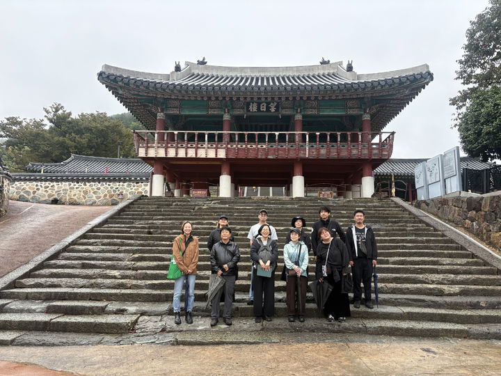 [통영=뉴시스] 신정철 기자= 경남 통영시는 지난 20일부터 21일까지 1박 2일간 일본 영화 감독·작가들을 초청, 이순신 장군의 착량묘를 비롯 해저터널·동피랑벽화마을·통제영·당포성지 등의 촬영 후보지를 답사하고 촬영지로서의 공간 활용성을 확인했다고 22일 밝혔다.사진은 삼도수군통제영 답사 기념사진.(사진=통영시 제공).2026.10.22. photo@newsis.com *재판매 및 DB 금지
